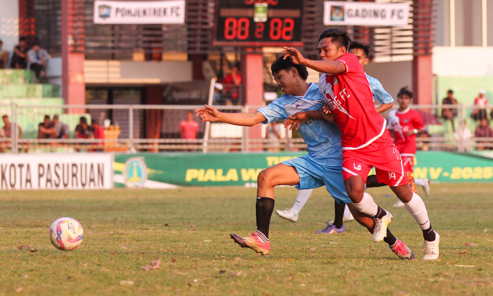 SEMANGAT: Laga antara tim Kelurahan Gadingrejo (kostum merah) melawan Kelurahan Pohjentrek di Stadion Untung Suropati, Jumat (15/8) sore.