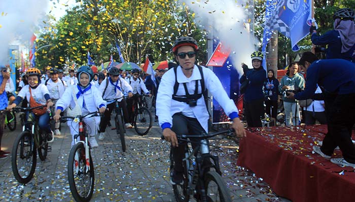 MERIAH: Ribuan peserta Probolinggo Qris Bike Vaganza dibeangkatkan dari sisi timur Stadon Gelora Merdeka Kraksaan.