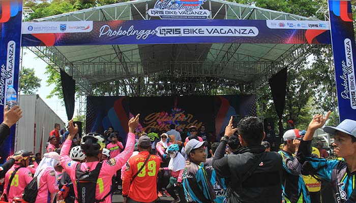 MUSIK: Para goweser dan masyarakat yang hadir dihibur oleh penampilan Guntur arisandy featuring Leksa.
