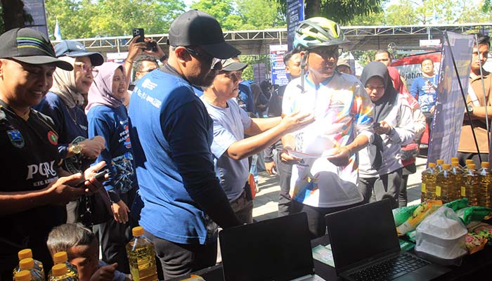 APRESIASI: Bupati Probolinggo, dr. Moh. Haris mengunjungi stan BPPKAD yang melayani pembayaran pajak daerah dengan Qris dengan bonus gula pasir atau minyak goreng.