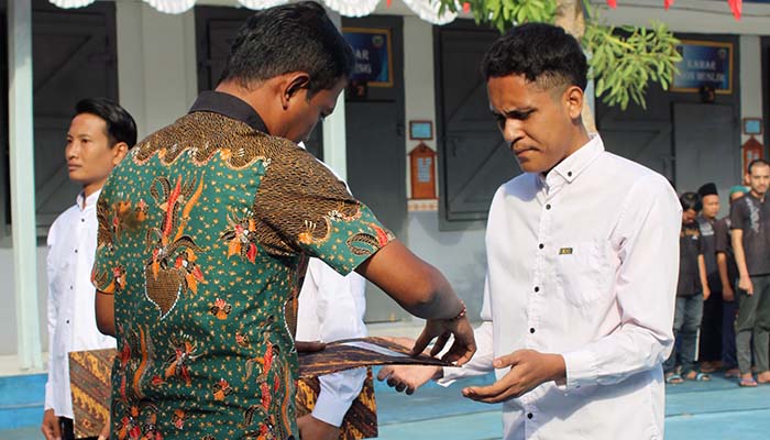 SIMBOLIS: Salah satu napi di Lapas Pasuruan saat menerima remisi kemerdekaan.