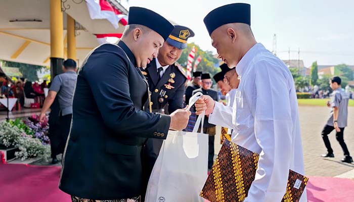 Bupati Pasuruan Mas Rusdi saat memberikan kenang-kenangan pada napi Rutan Bangil yang dapat remisi di upacara peringatan HUT ke-80 RI.