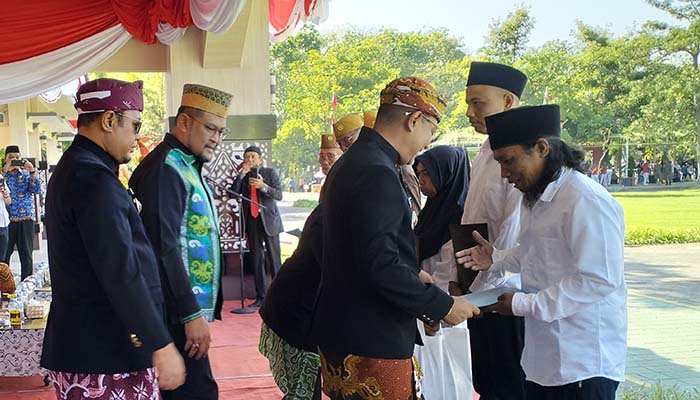 Proses simbolis penyerahan remisi kepada napi Rutan Kraksaan di sela-sela HUT ke-80 RI di Alun-alun Kraksaan.