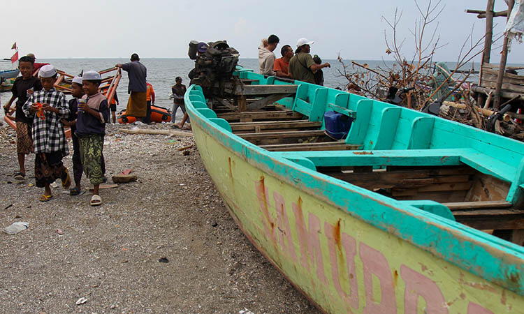 TRAGEDI: Perahu Samudra yang ditumpangi belasan pemancing hingga terbalik di perairan Lekok, oertengahan Juli lalu. Insiden ini menyebabkan lima orang tewas.