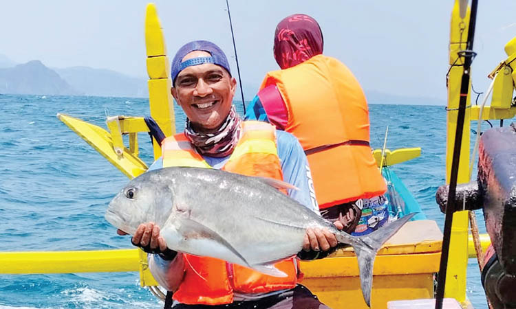 HARUS SAFETY: Pemancing di perairan lepas yang berhasil mendapat ikan dorang. Saat memancing di laut, faktor keamanan harus jadi yang utama.