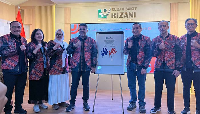 KOMPAK: Bupati Probolinggo, dr..Mohammad Haris, PT PE-POMI dan pihak lainnya saat deklarasi sinergi Kabupaten Probolinggo merdeka senyum untuk Indonesia maju