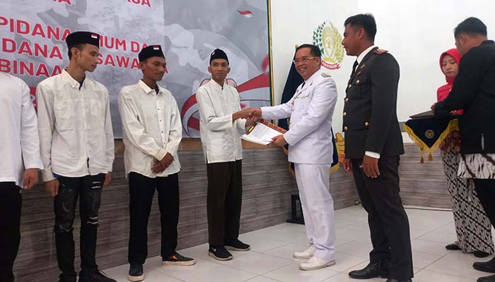 KADO HUT RI: Wali Kota Probolinggo Aminuddin memberikan remisi pada narapidana di Lapas Kelas IIB Probolinggo, Minggu (17/8).