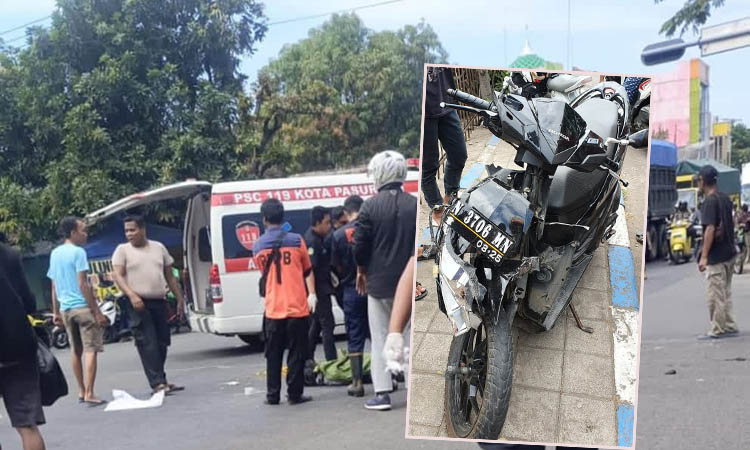 LOKASI KEJADIAN: Petugas membawa premotor usai terlibat kecelakaan di simpang empat Bugul Kidul. Inset, Motor yang menabrak damkar.