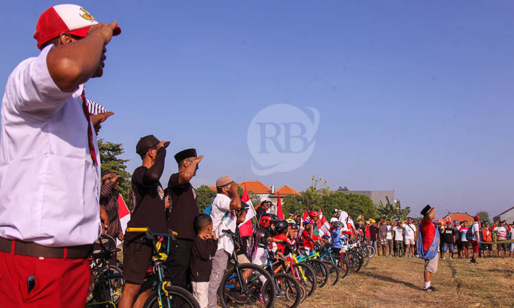 HORMAT: Komunitas BMX Remix Pasuruan saat menggelar upacara kemerdekaan di belakang GOR Untung Suropati, Minggu (17/8) pagi.