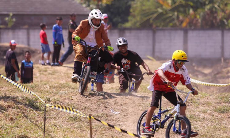 ADU KEBUT: Setelah upacara, komunitas ini menggelar lomba untuk anggotanya.