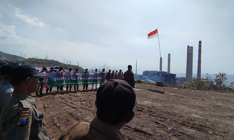 SATIRE: Sejumlah pihak melakukan penancapan bendera merah putih di atas bukit PLTU Paiton, Sabtu (16/8).
