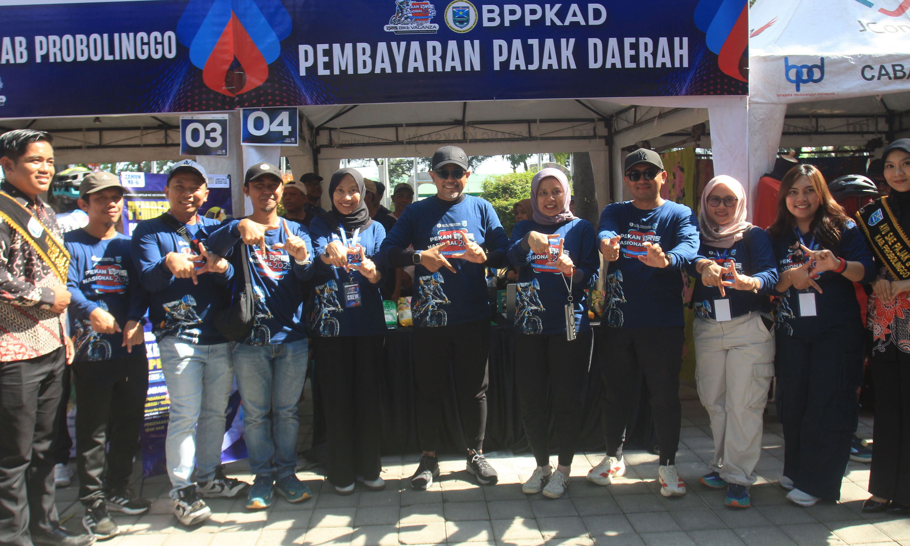 LITERASI: Bupati Probolinggo dr. Mohammad Haris (tengah) bersama Kepala Perwakilan BI Malang Febrina dan tim berfoto bersama.