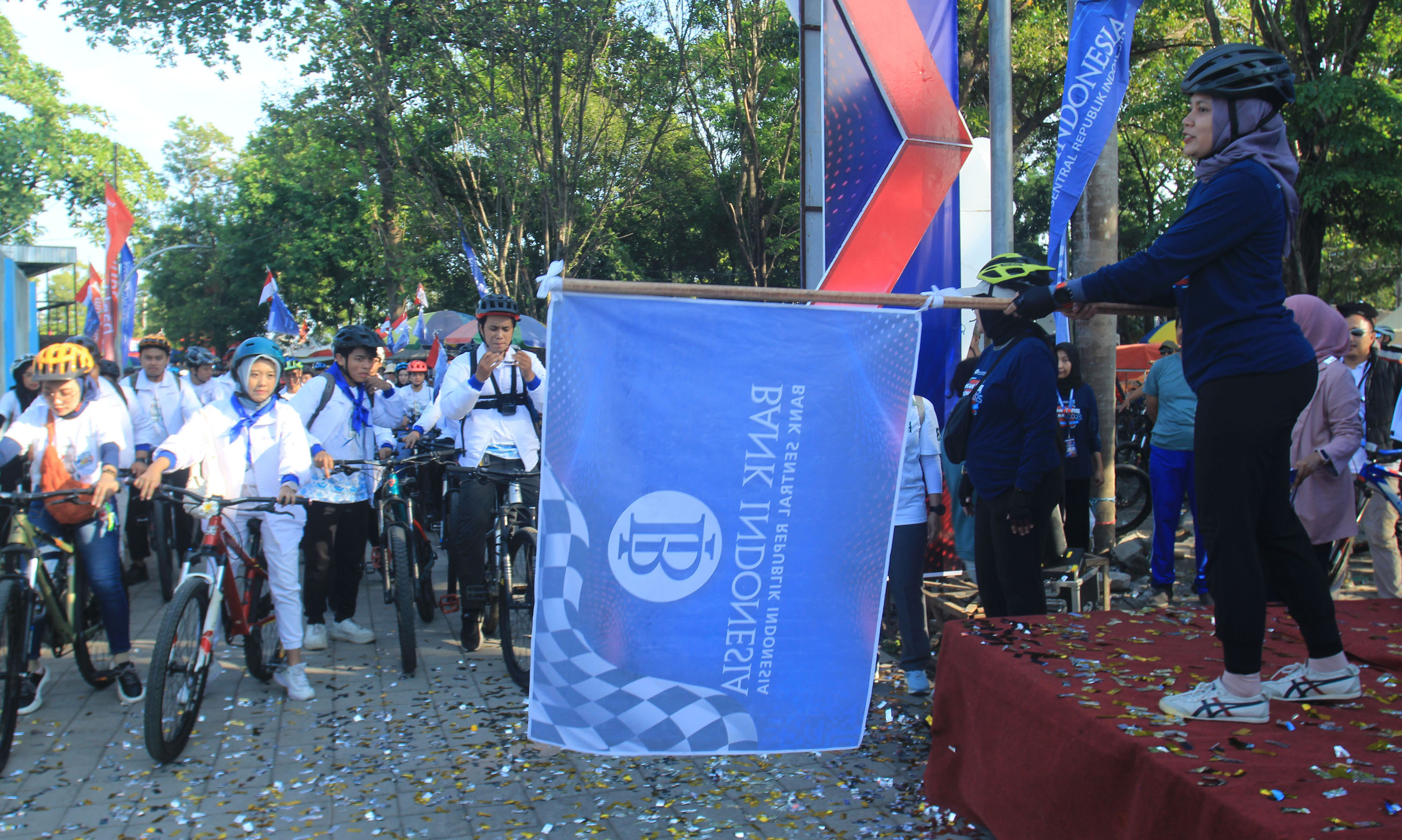 PELEPASAN: Kepala Perwakilan BI Malang Febrina melepas peserta Probolinggo QRIS Bike Vaganza.