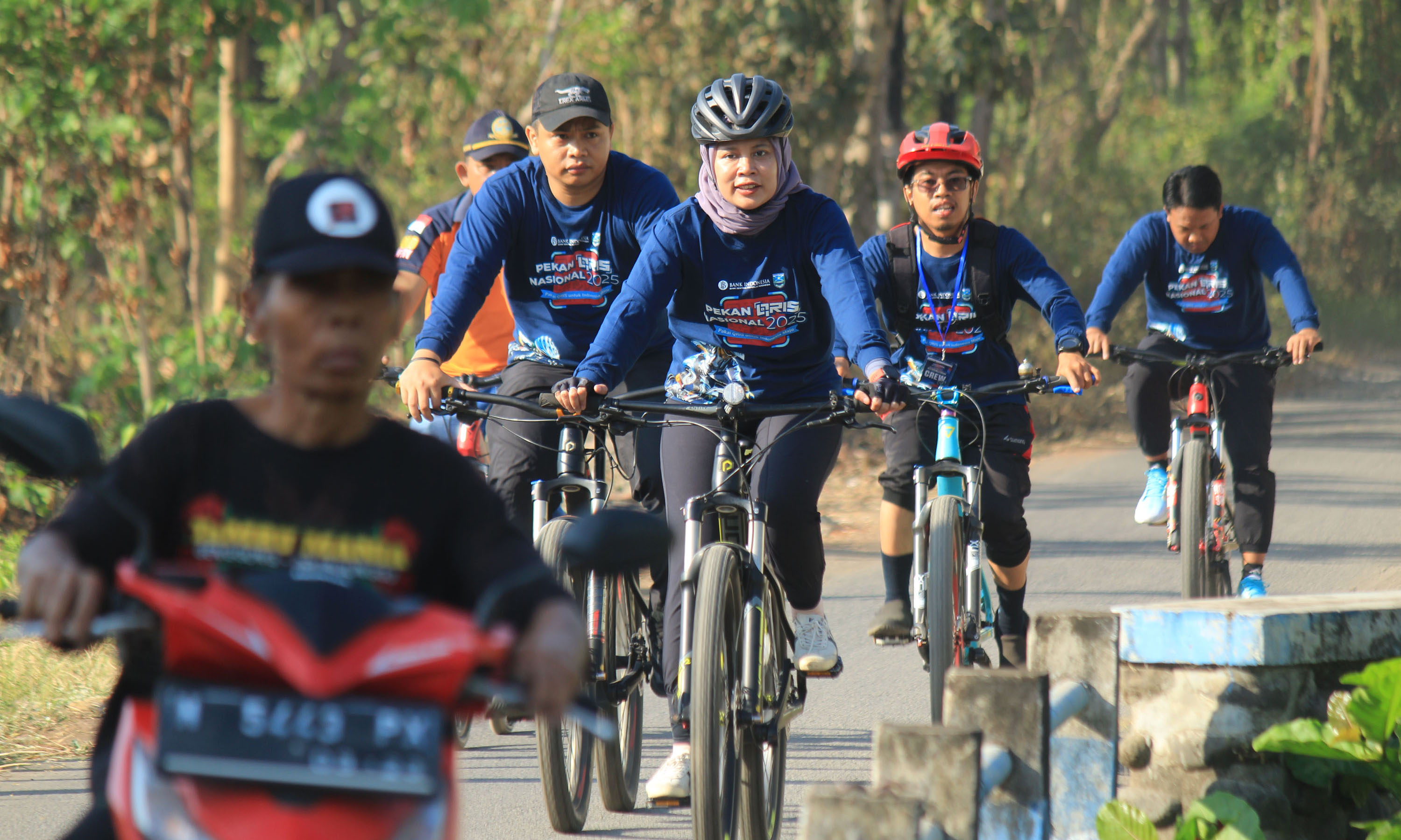 PELEPASAN: Kepala Perwakilan BI Malang Febrina melepas peserta Probolinggo QRIS Bike Vaganza.