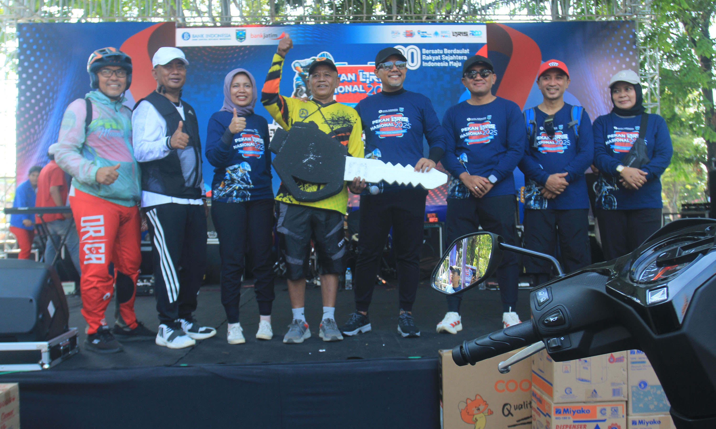 BERUNTUNG: Peraih juara pertama berupa satu unit sepeda motor menerima hadiah.