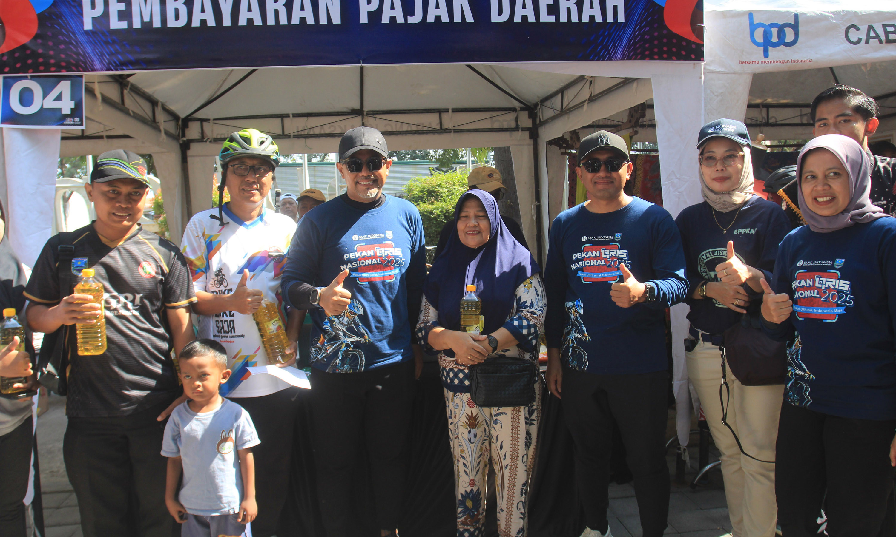 PAJAK: Warga yang membayar pajak daerah di lokasi acara, langsung diganjar minyak goreng atau gula pasir.