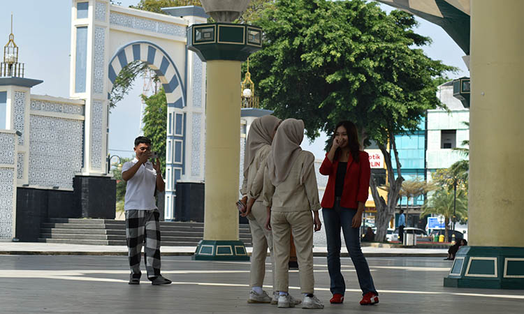 HUNTING: Warga luar Kota Pasuruan yang spesial hunting video untuk mengikuti lomba Vlog HUT Kemerdekaan RI gelaran Diskominfotik Kota Pasuruan.