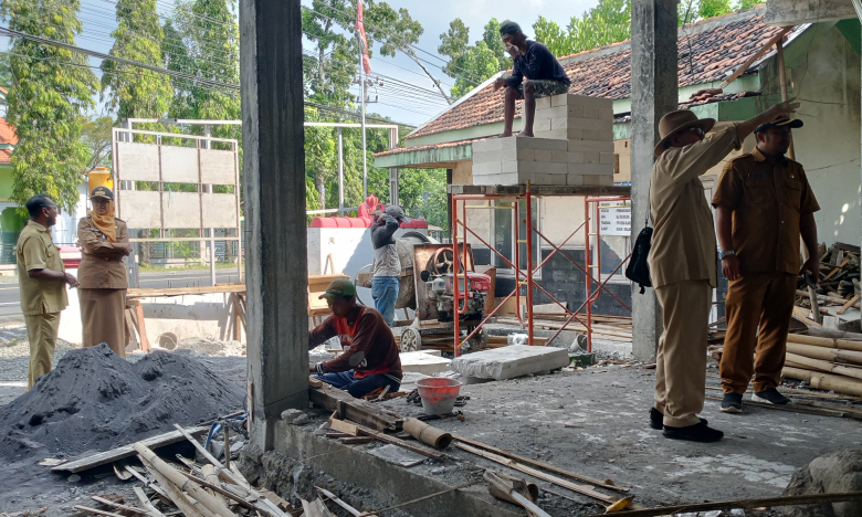 CEK LANGSUNG: Kepala Desa Klaseman Suprijono (bertopi) mengecek progres revitalisasi Kantor Desa Klaseman.