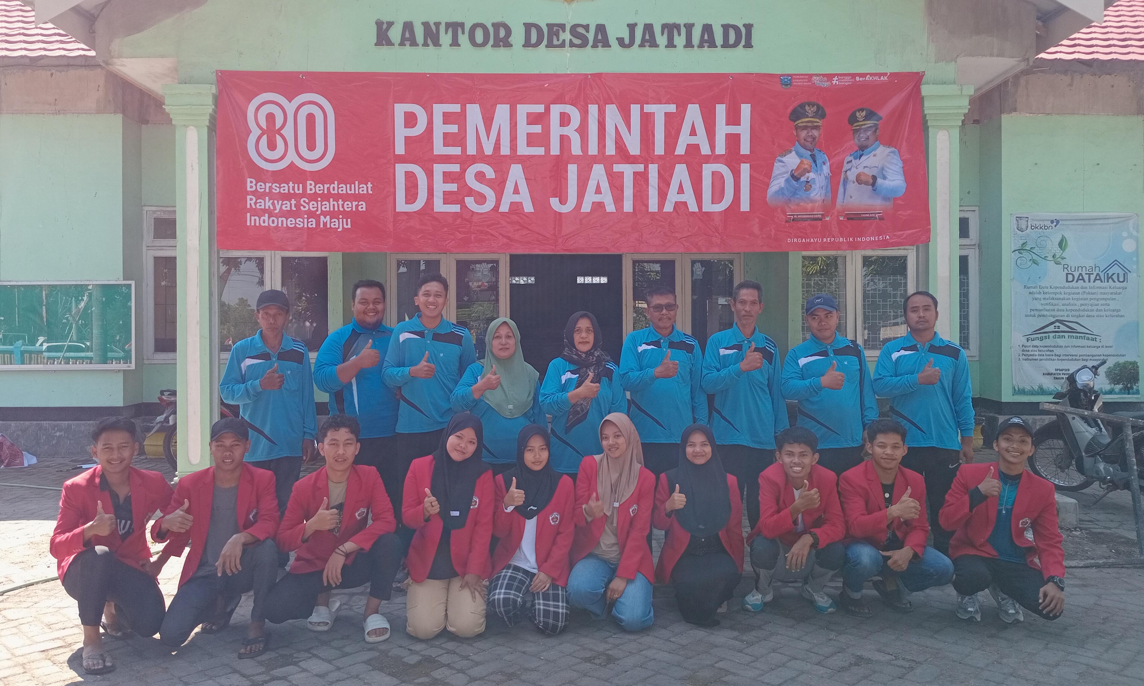 KOMPAK: Kepala Desa Jatiadi Tutik Suhartiyah (tengah kerudung hitam) bersama perangkat desa berfoto bersama mahasiswa peserta KKN Universitas Wahidiyah Kediri.