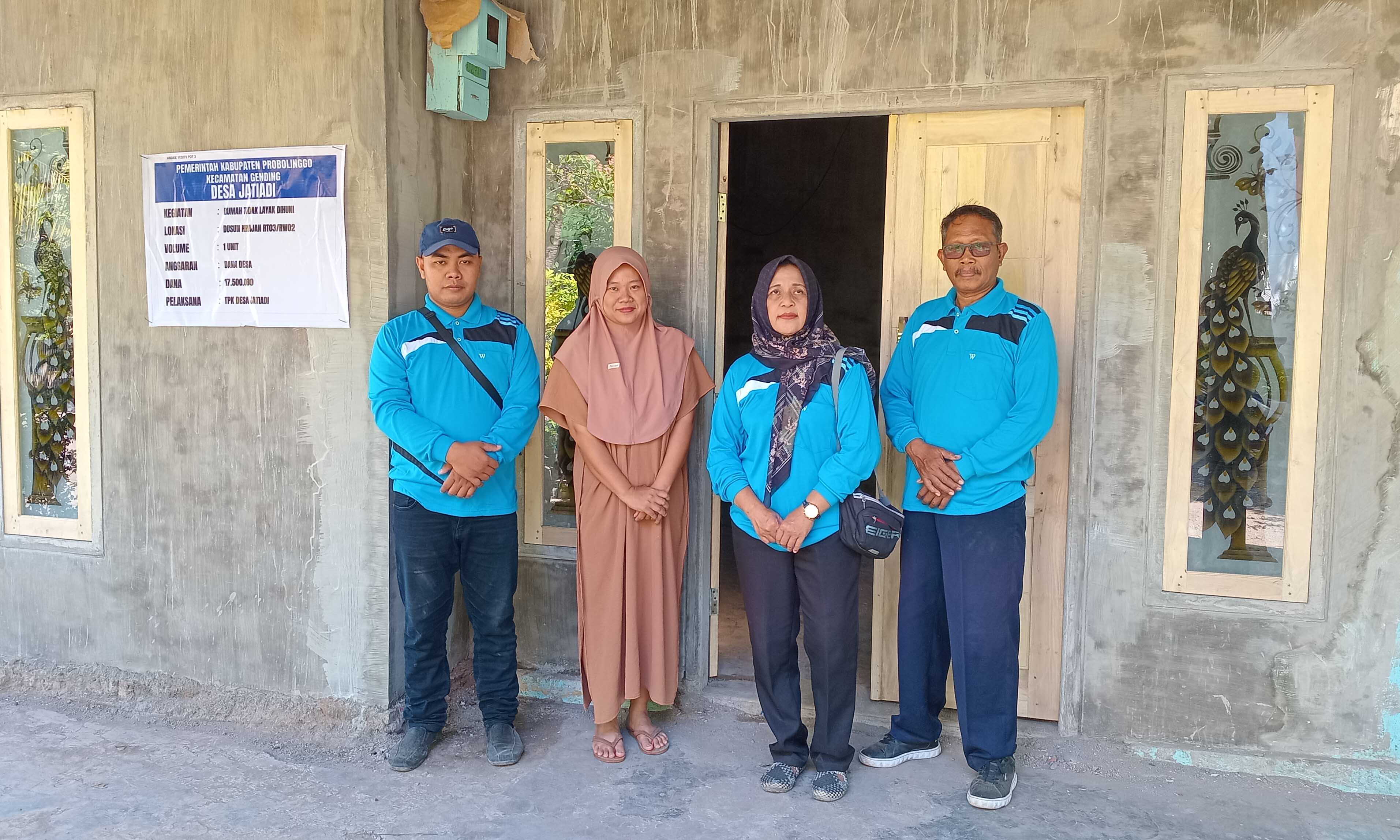 LAYAK HUNI: Kepala Desa Jatiadi Tutik Suhartiyah bersama perangkat desa di rumah Sanema warga di Dusun Krajan 1 RT 3/RW 1, yang telah mendapatkan bantuan Program RTLH.
