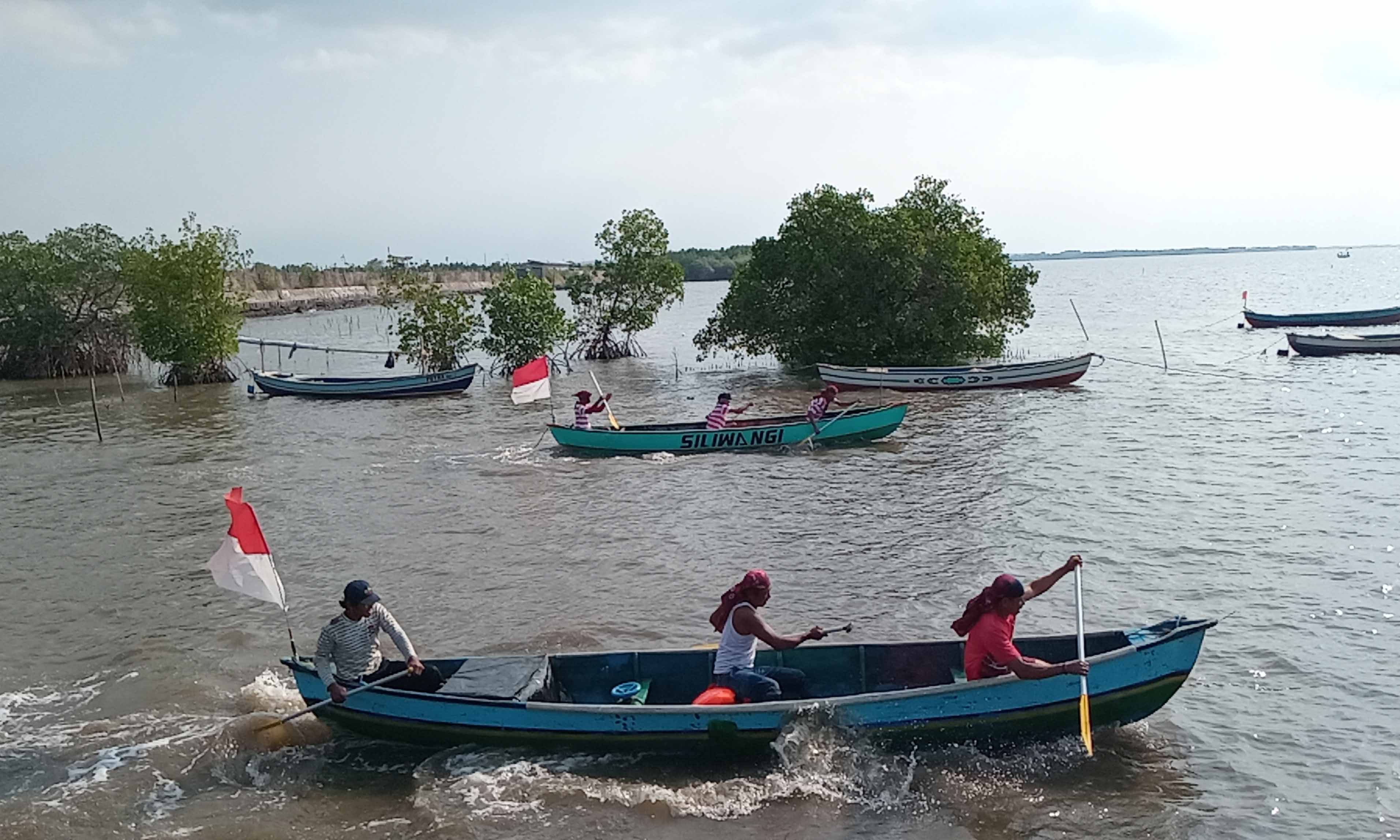 PACU DAYUNG: Peserta Lomba Balap Perahu Dayung bersemangat memacu perahunya.