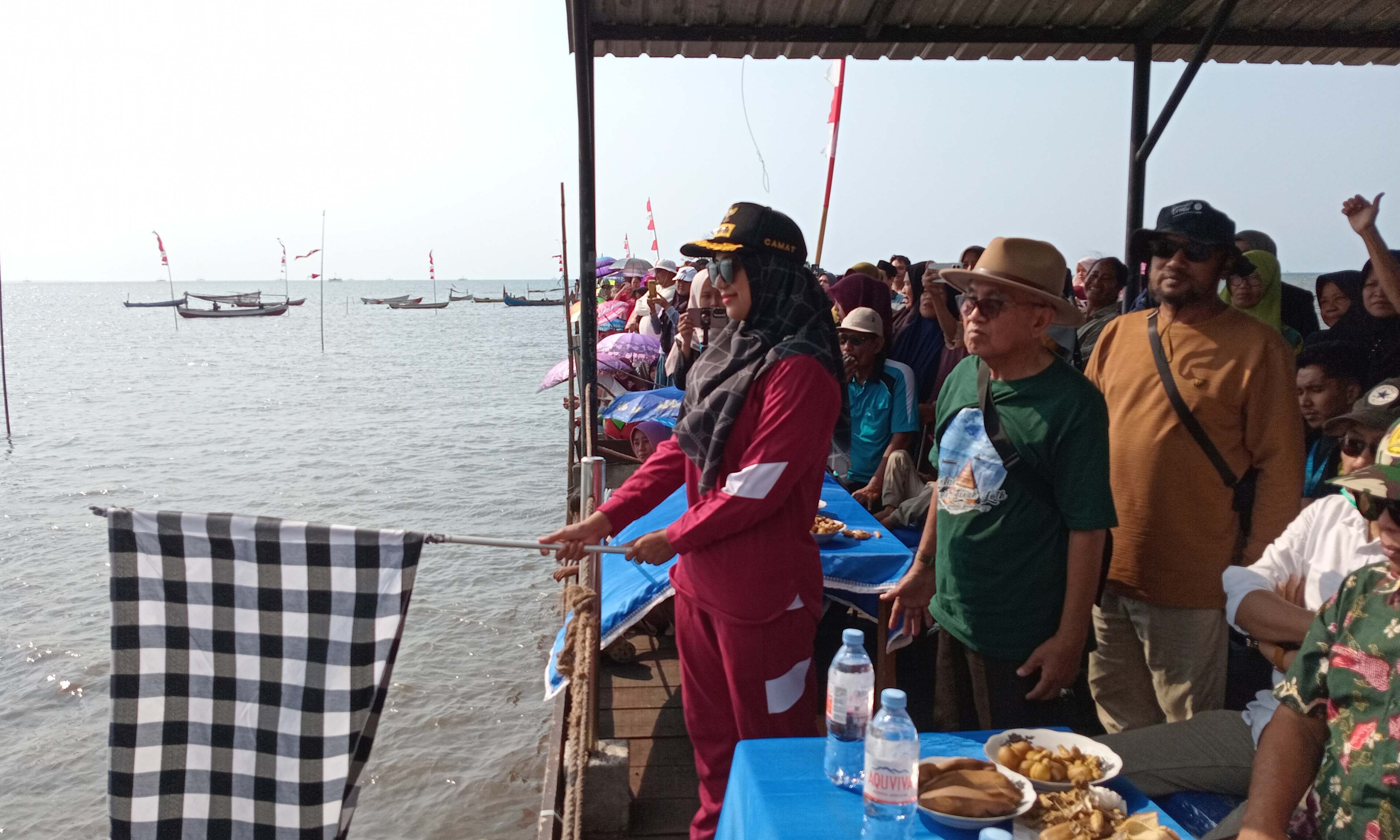 PERDANA: Camat Gending Winda Permata bersama Kepala Desa Klaseman Suprijono membuka Lomba Balap Perahu Dayung di Pantai Klasik, Jumat (15/8).