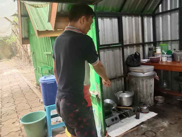 KEMALINGAN: Feri Budianto, menunjukkan lokasi tabung gas elpijinya yang raib digondol maling.
