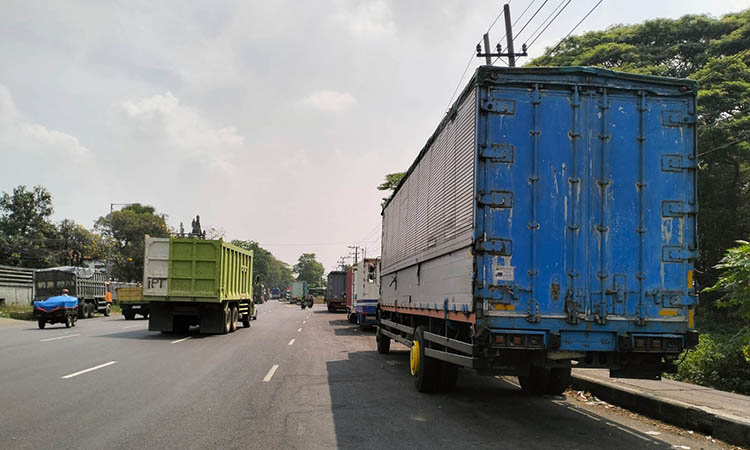 BANDEL: Truk kontainer yang parkir di Bundaran Apollo Gempol. Meski dilarang, masih ada saja yang nekat, parkir di wilayah setempat.
