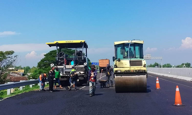 DIBENAHI: Pembenahan jalan di ruas jalan Tol Gempas. Hal ini dilakukan, untuk memberikan kenyamanan bagi pengguna jalan.