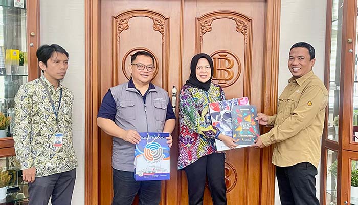 BUTUH SINERGI: Kepala BI Malang Febrina bersama Direktur JP Radar Bromo H A. Suyuti (kanan), Direktur JP Radar Malang Tauhid Wijaya (dua dari kiri), dan Deputi Kepala BI Malang Dedy Prasetyo.