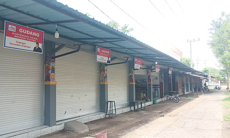 BELUM SEMUA: Sejumlah gerai kopdes merah putih di Desa Krejengan yang beberapa diantaranya masih tutup karena terkendala permodalan.