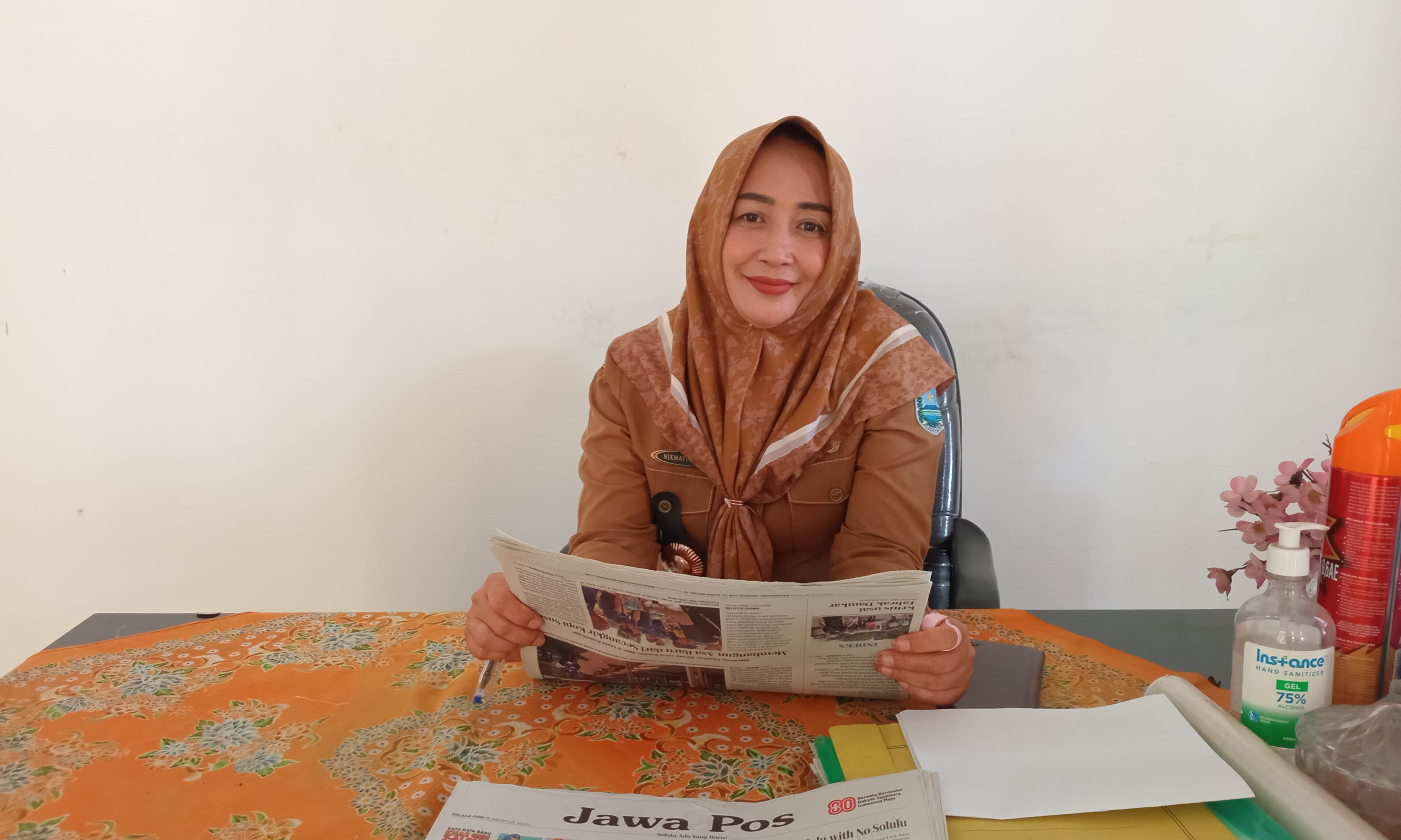 MENGAYOMI: Kepala Desa Curahsawo Hj. Nikmatul Iza, S.Pd, diruang kerjanya.