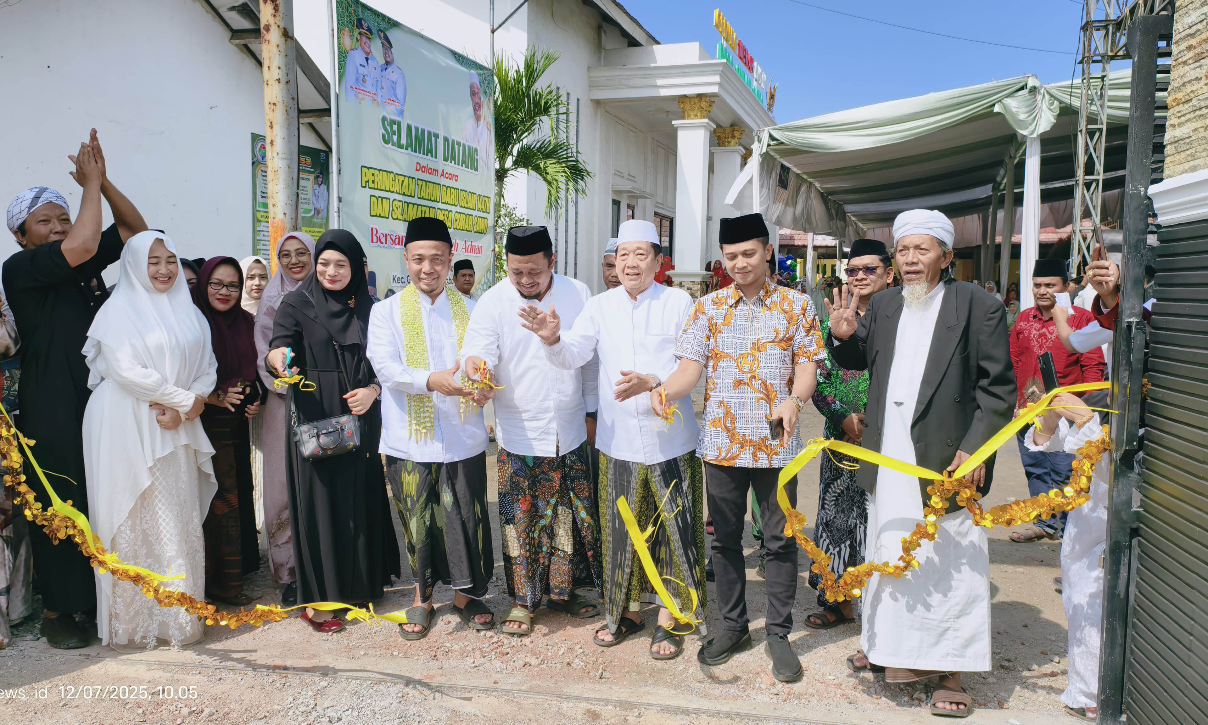 PERESMIAN: Kepala Desa Curahsawo Hj. Nikmatul Iza, S.Pd ( Busana Muslim Putih) bersama Wakil Bupati Probolinggo Ra Fahmi AHZ saat peresmian rehab pagar kantor Desa.