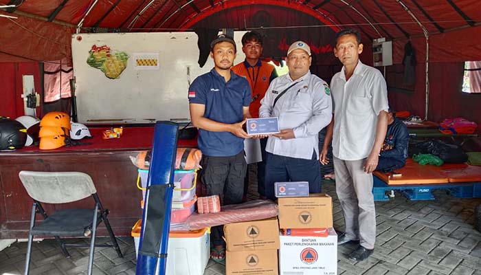 Proses pemberian bantuan untuk rumah warga yang atapnya rusak terimbas angin kencang.