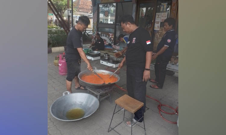 SUDAH TERBIASA: Personel Tagana Kota Pasuruan saat memasak di dapur umum di kantor Dinsos Kota Pasuruan saat terjadi bencana banjir.