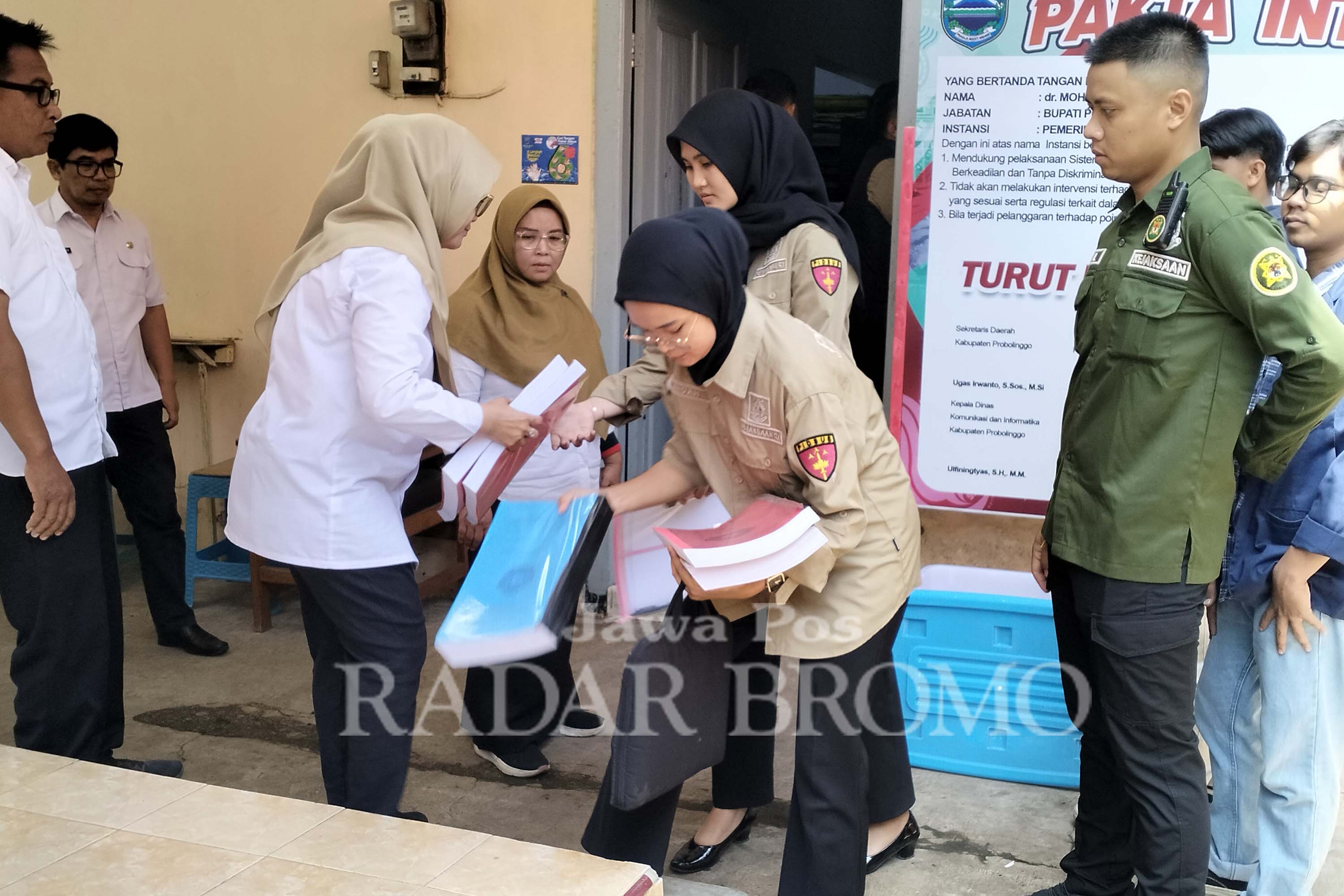 GELEDAH : Penyidik Kejari Kabupaten Probolinggo menggeledah Kantor Dinas Dikdaya Kabupaten Probolinggo di Kraksaan, (20/8).