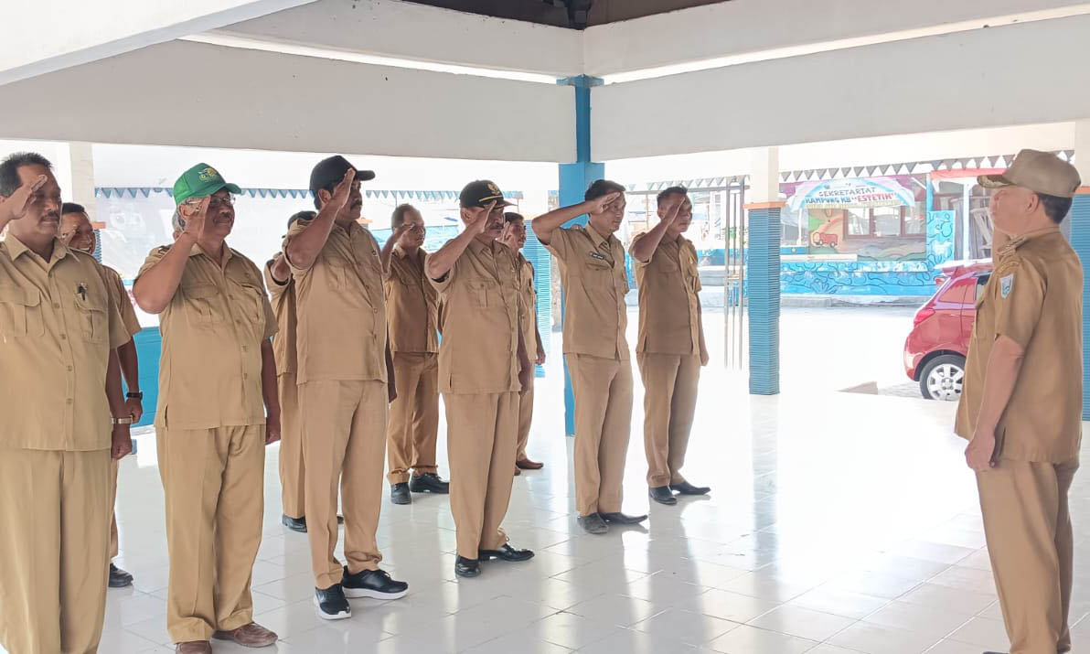 DISIPLIN: Kepala Desa Pajurangan H. Agus Sunaryo memimpin apel. Kegiatan ini rutin digelar Pemerintah Desa Pajurangan, setiap Senin.