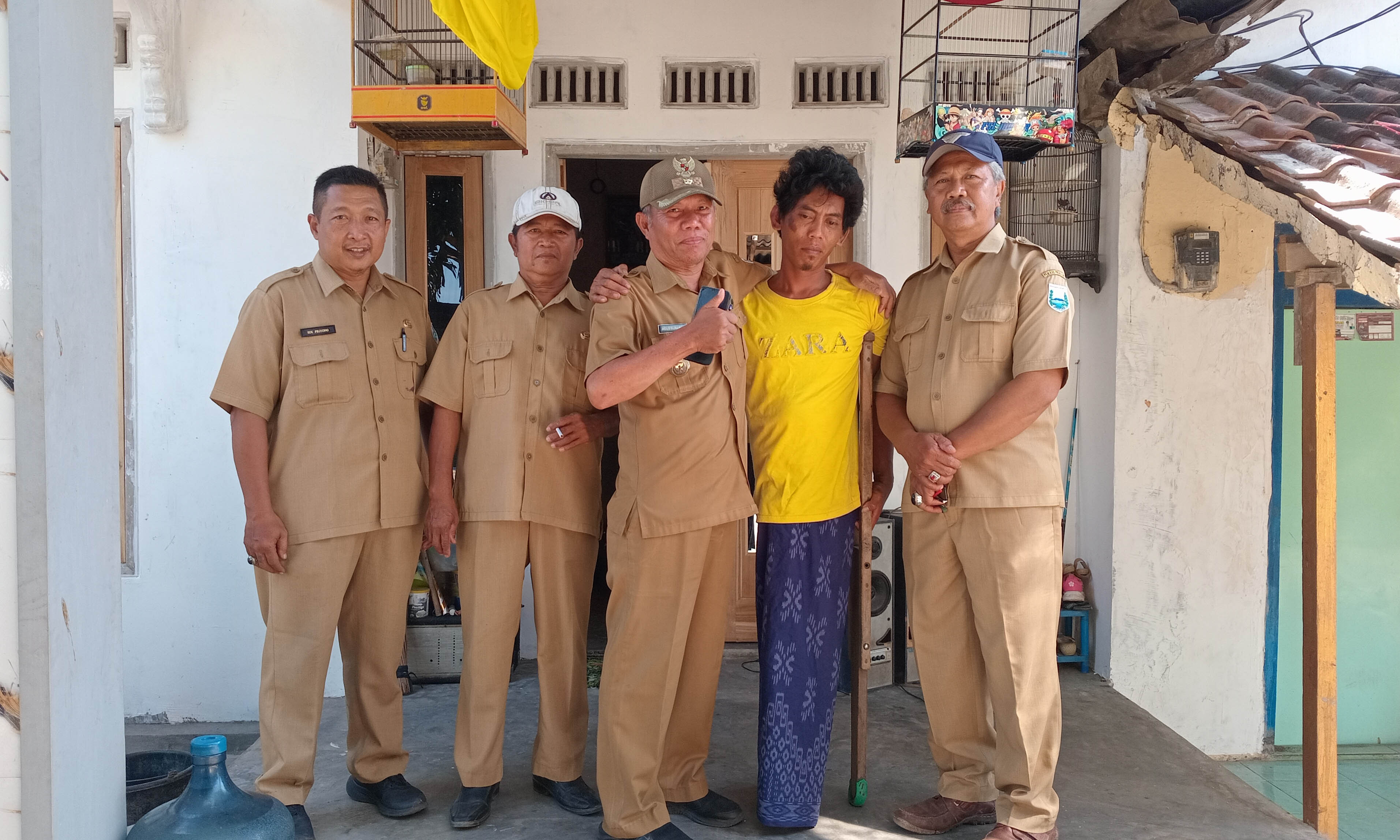 LAYAK HUNI: Kepala Desa Pajurangan H. Agus Sunaryo bersama perangkat desa mengunjungi salah satu penerima manfaat RTLH, Sahid (kaus kuning).