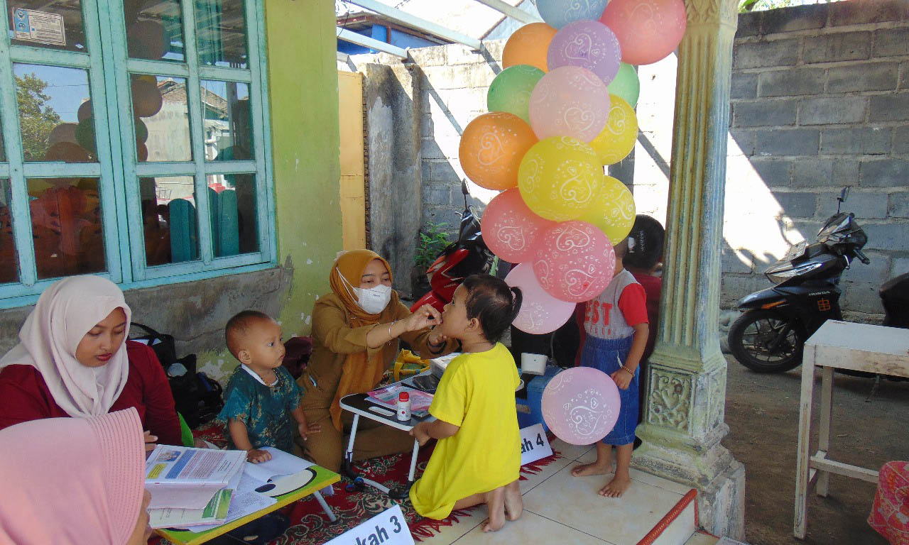 POSYANDU: Petugas Puskesmas memberikan vitamin kepada balita dalam kegiatan Posyandu di Desa Pajurangan.&nbsp;