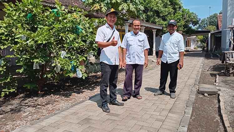 RAPI: Bendahara Desa Banyuanyar Lor Sodiq dan Kasi&nbsp; Pembangunan Alvin Baihaqi meninjau hasil pembangunan jalan paving RT 12/RW 4 Dusun Krajan 2.