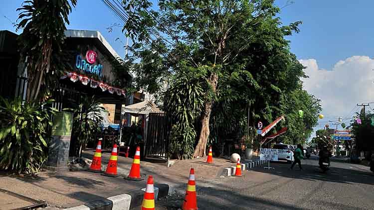 MELANGGAR: Sejumlah kendaraan parkir di Jalan Suroyo, Kota Probolinggo, depan Mie Gacoan Probolinggo, beberapa waktu lalu.