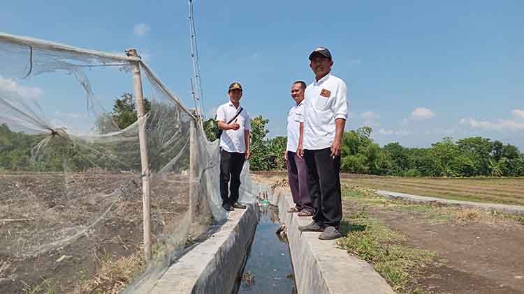 LANCAR: Bendahara Desa Banyuanyar Lor Sodiq dan Kasi&nbsp; Pembangunan Alvin Baihaqi menunjukkan hasil pembangunan irigasi di RT 13/RW 4 Dusun Krajan 2.