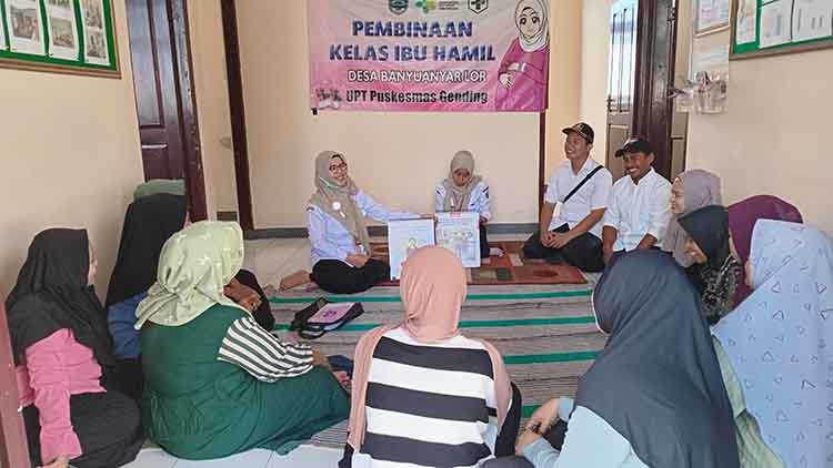 DUKUNG KESEHATAN: Bendahara Desa Banyuanyar Lor Sodiq dan Kasi Pembangunan Alvin Baihaqi ikut dalam pelaksanaan pembinaan Posyandu Desa.