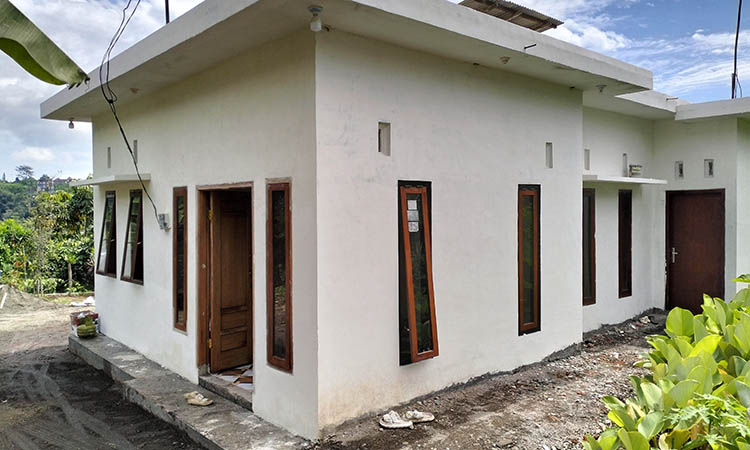 DIBOBOL: Rumah korban pencurian di Kelurahan Ledug, Kecamatan Prigen. Sejumlah barang berharganya raib, saat ditinggal menonton karnaval.
