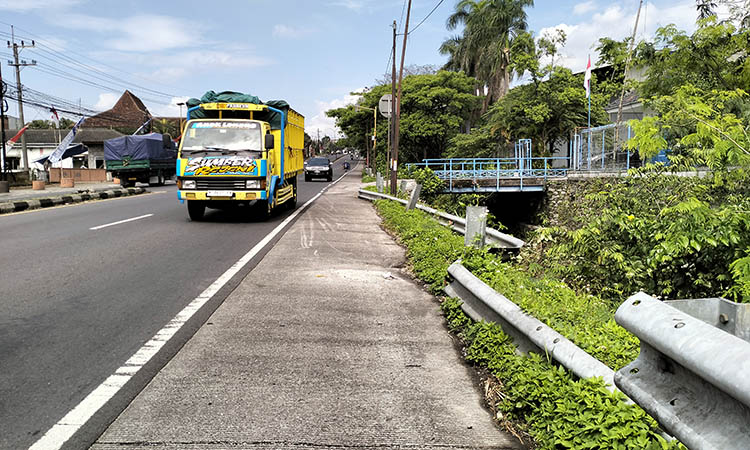 LENYAP: Kerusakan guardrail yang ada di wilayah Purwodadi. Selain karena kecelakaan, tak jarang guardrail itu lenyap, imbas dicuri orang.