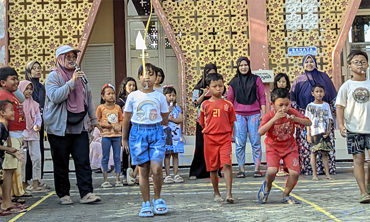 SEMARAK: Kemeriahan lomba HUT RI yang diikuti anak-anak di Sekargadung, Kota Pasuruan.