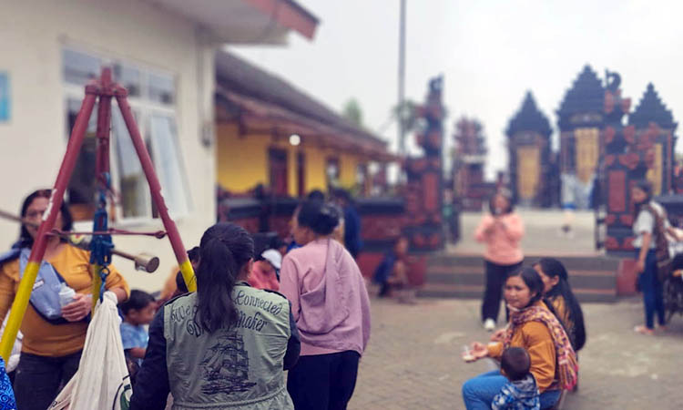 TIMBANG: Kegiatan cek kesehatan di Posyandu Pure yang dilakukan UOBF Puskesmas Tosari. Hal ini untuk memaksimalkan layanan kesehatan kepada masyarakat Tosari.