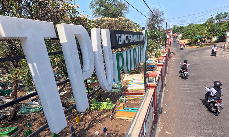 PADAT: Keberadaan TPU Purut II yang saat ini sudah overload. Dari kapasitas ideal yang hanya 1.500 makam, terisi 1.916 makam.