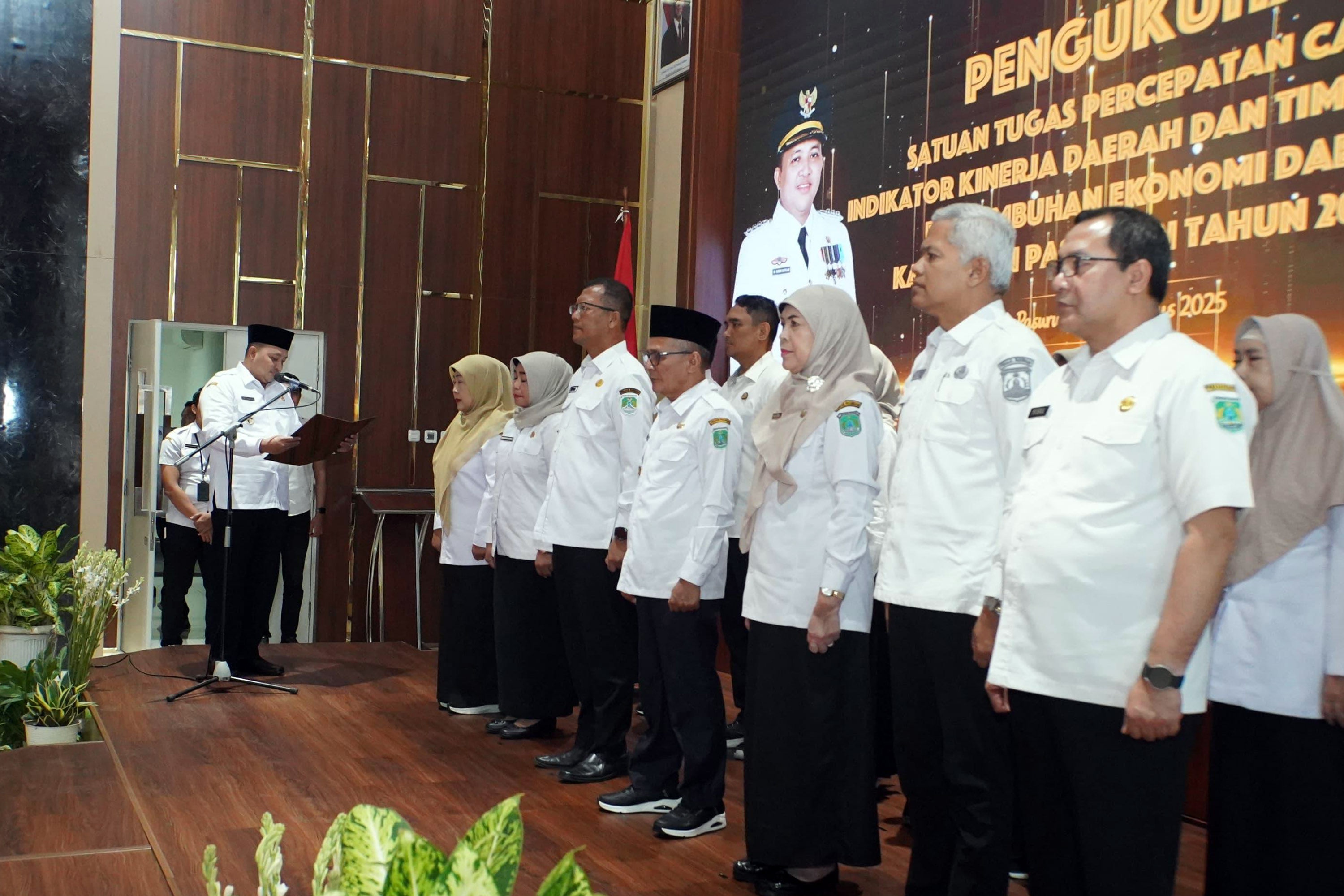KUKUHKAN: Bupati Pasuruan HM Rusdi Sutejo saat mengukuhkan satgas khusus yang ditujukan untuk percepatan pencapaian indikator kinerja dan tim percepatan ekonomi daerah.