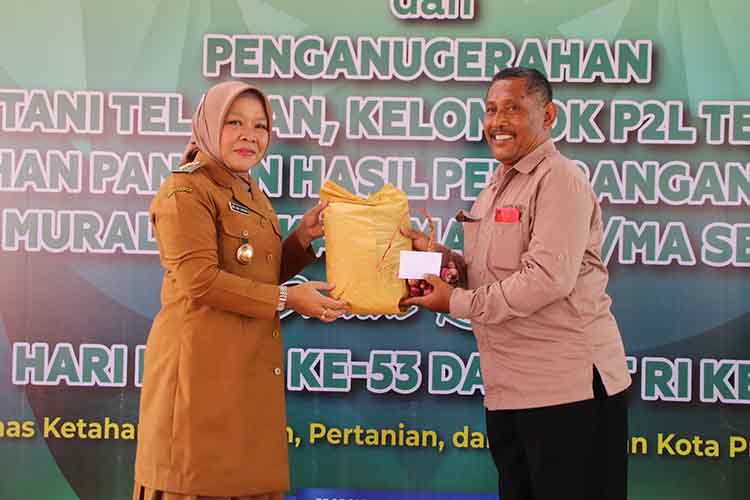 DOORPRIZE: Selain menyampaikan arahan, Wawali Hj. Ina juga berinteraksi dengan para petani sekaligus bagi doorprize.